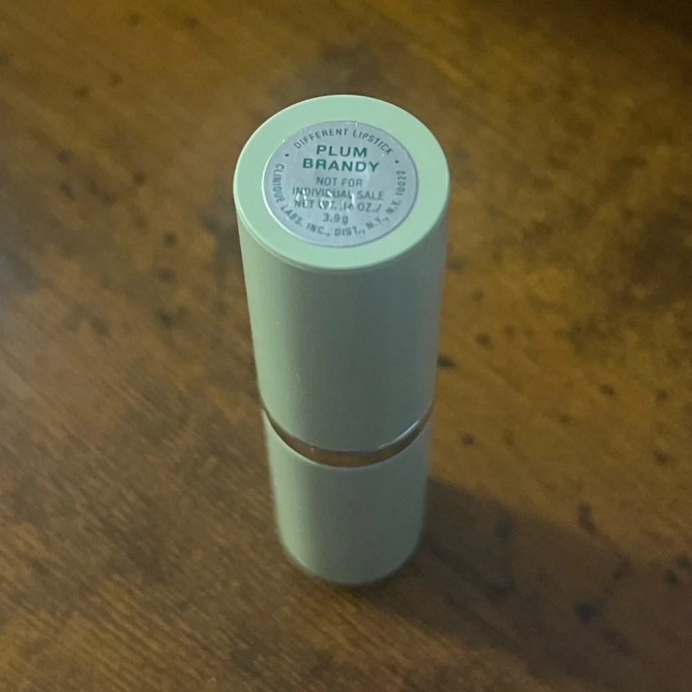 Clinique Different Lipstick shade Plum Brandy - Picture 3 of 3